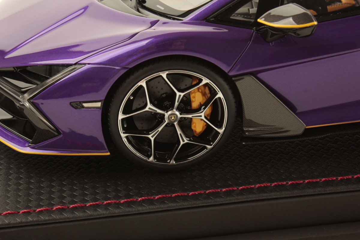 mr-collection-models-lamborghini-revuelto-1-18-miniature-auto-de-collection image 5