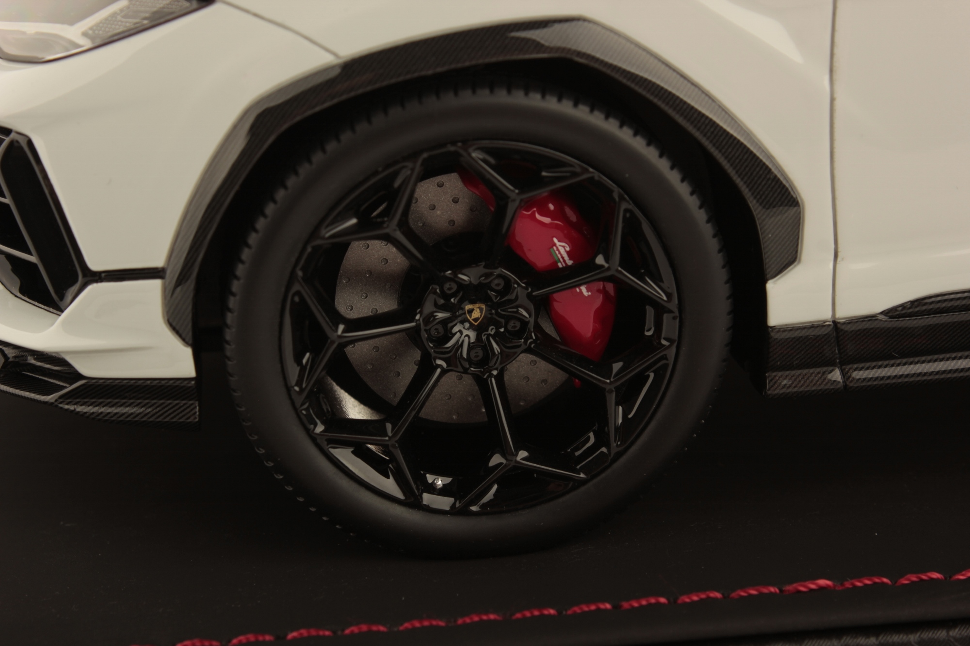 mr-collection-models-lamborghini-urus-performante-1-18-miniature-suv image 6