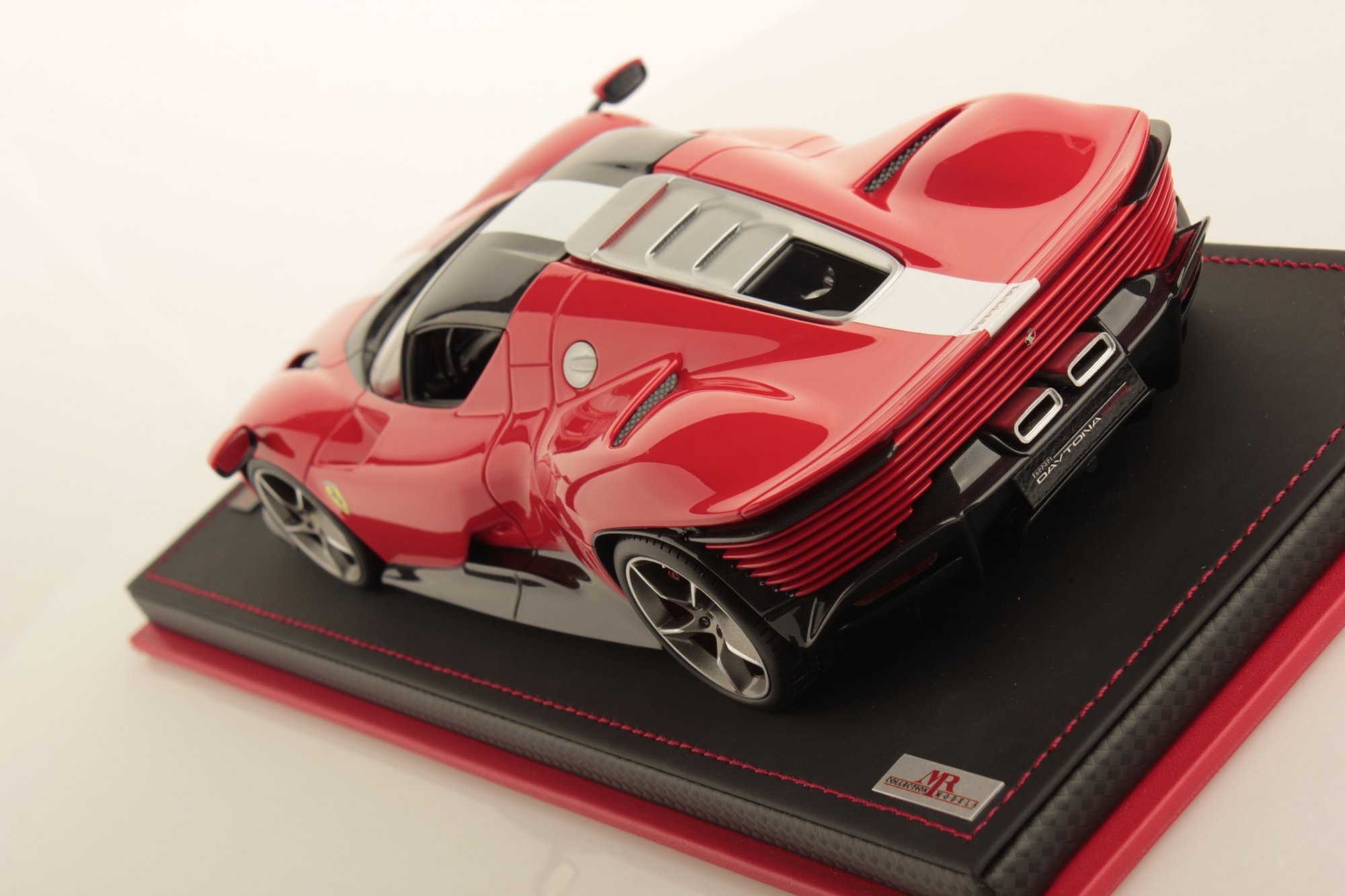 mr-collection-models-ferrari-daytona-sp3-miniature-auto-1-18 image 4
