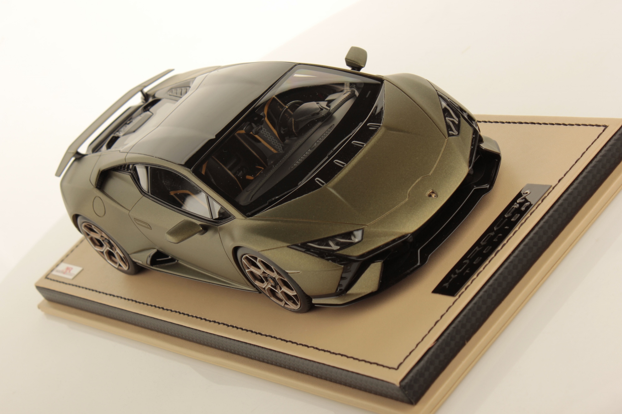mr-collection-models-lamborghini-hurac-n-tecnica-1-18-miniature-pilote-polyvalen image 3