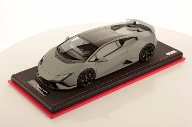 mr-collection-models-lamborghini-hurac-n-tecnica-1-18-miniature-pilote image 1