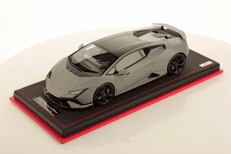 mr-collection-models-lamborghini-hurac-n-tecnica-1-18-miniature-pilote image 1