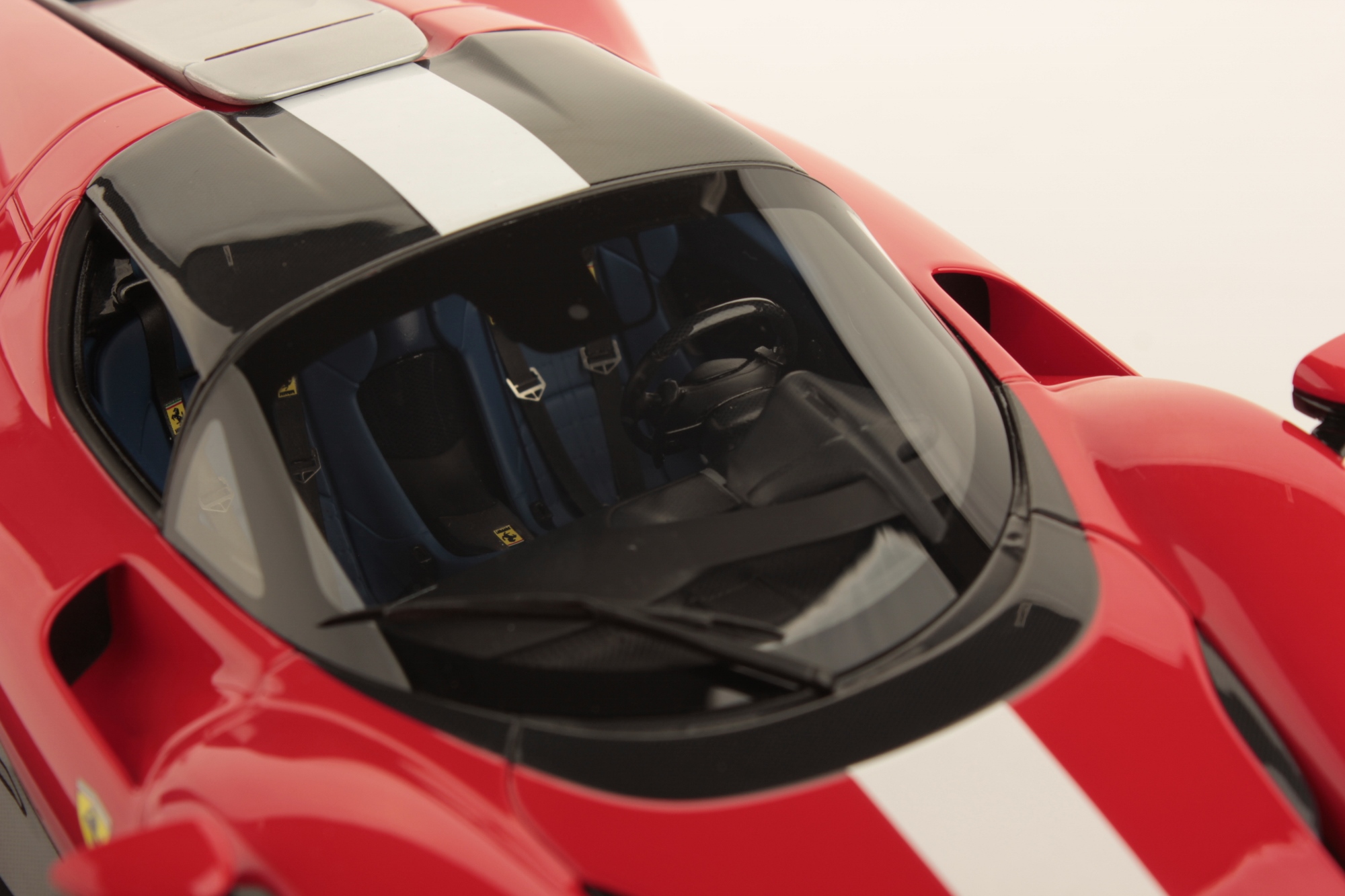 mr-collection-models-ferrari-daytona-sp3-miniature-auto-1-18 image 6