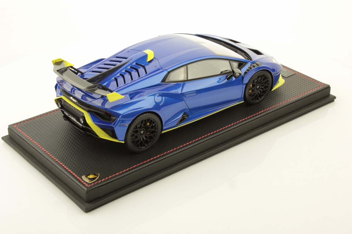 mr-collection-models-lamborghini-hurac-n-sto-1-18-miniature-auto-de-collection image 2