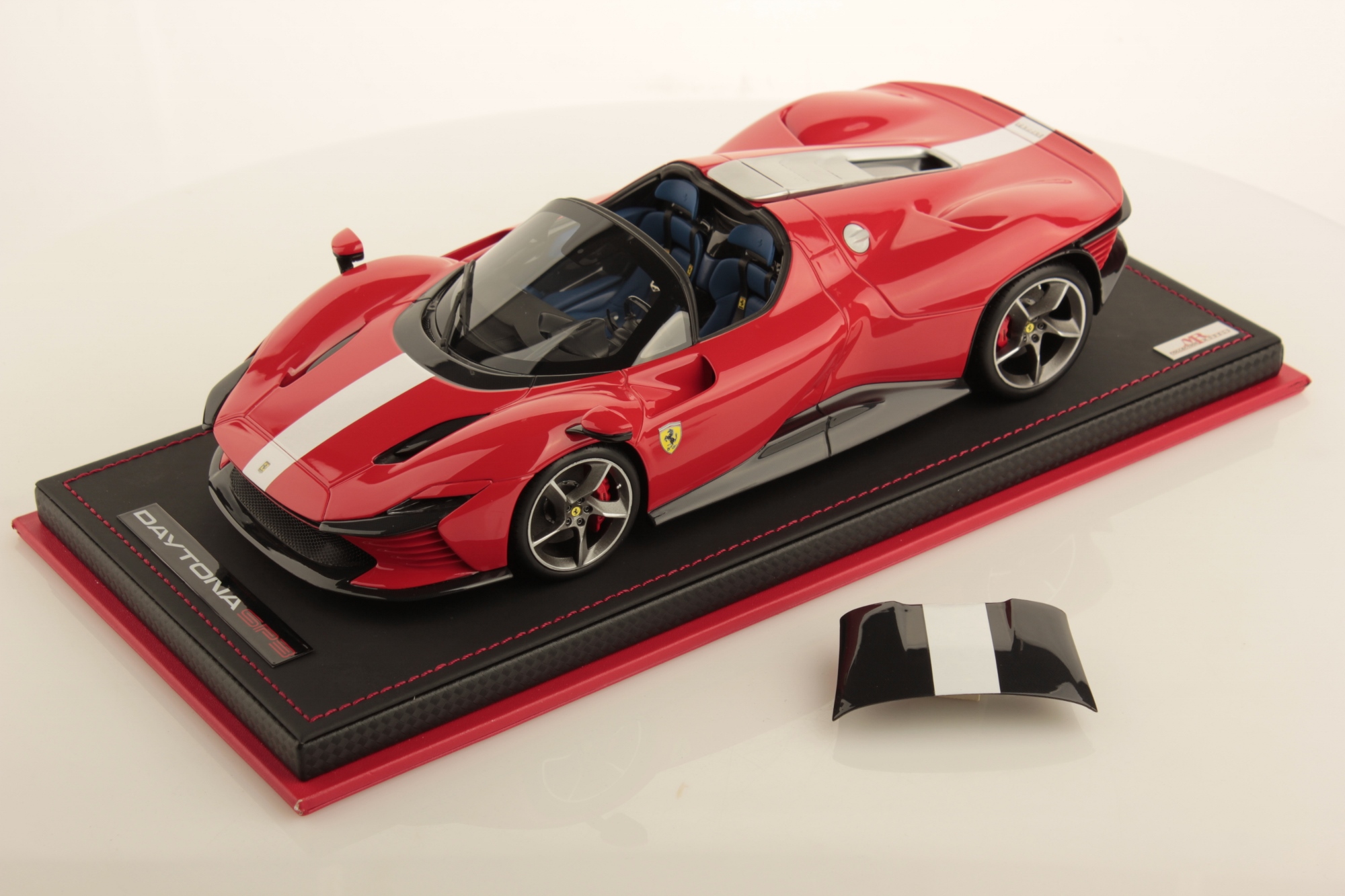 mr-collection-models-ferrari-daytona-sp3-miniature-auto-1-18 image 7