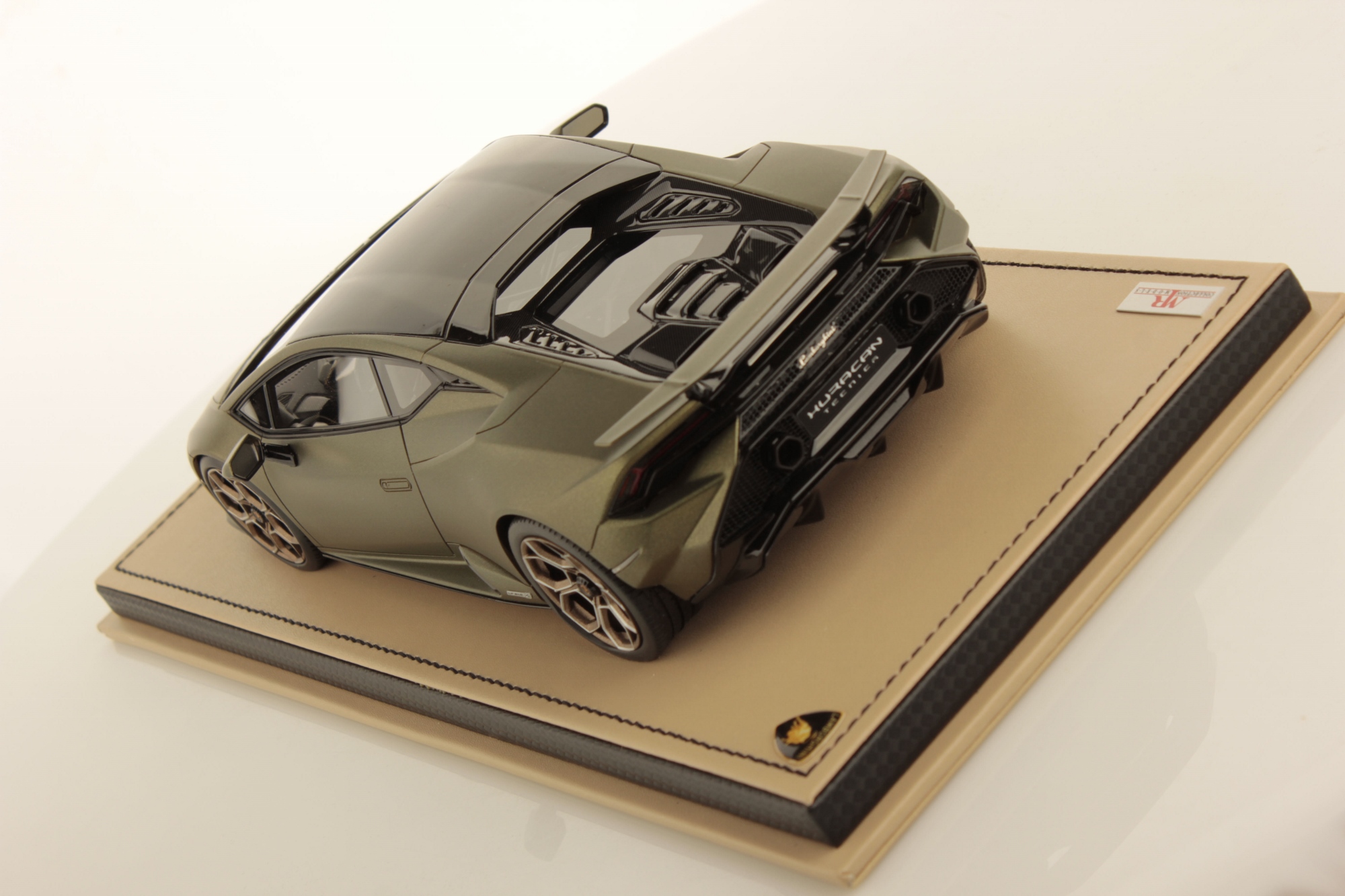 mr-collection-models-lamborghini-hurac-n-tecnica-1-18-miniature-pilote-polyvalen image 4