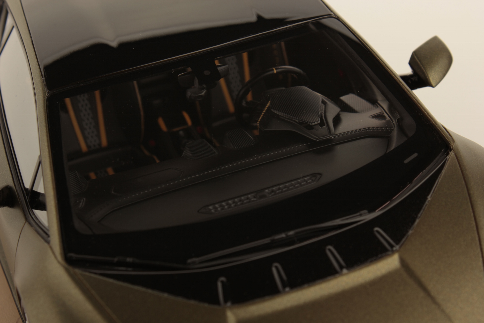 mr-collection-models-lamborghini-hurac-n-tecnica-1-18-miniature-pilote-polyvalen image 6