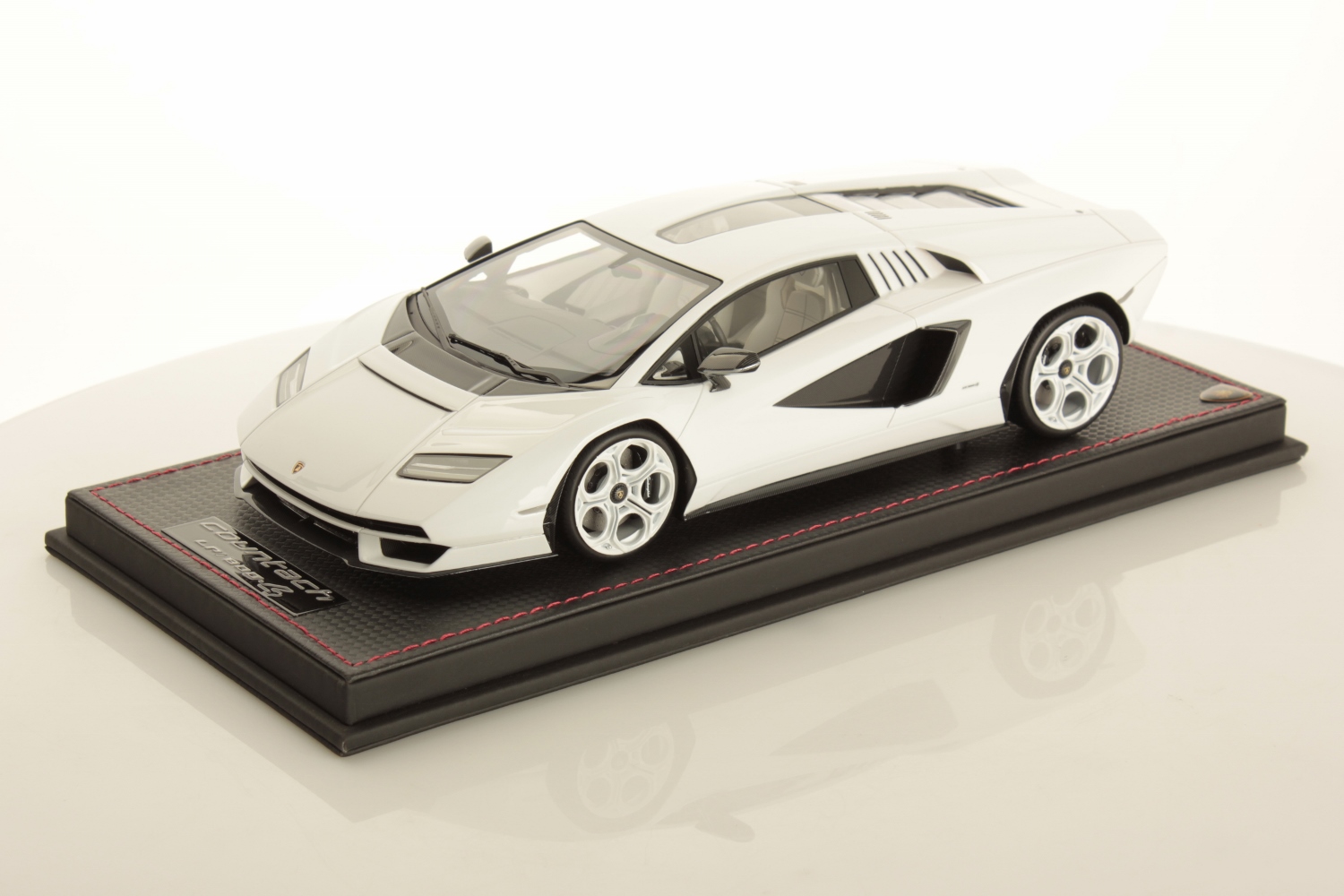 mr-collection-models-lamborghini-countach-lpi-800-4-1-18-2 image 1