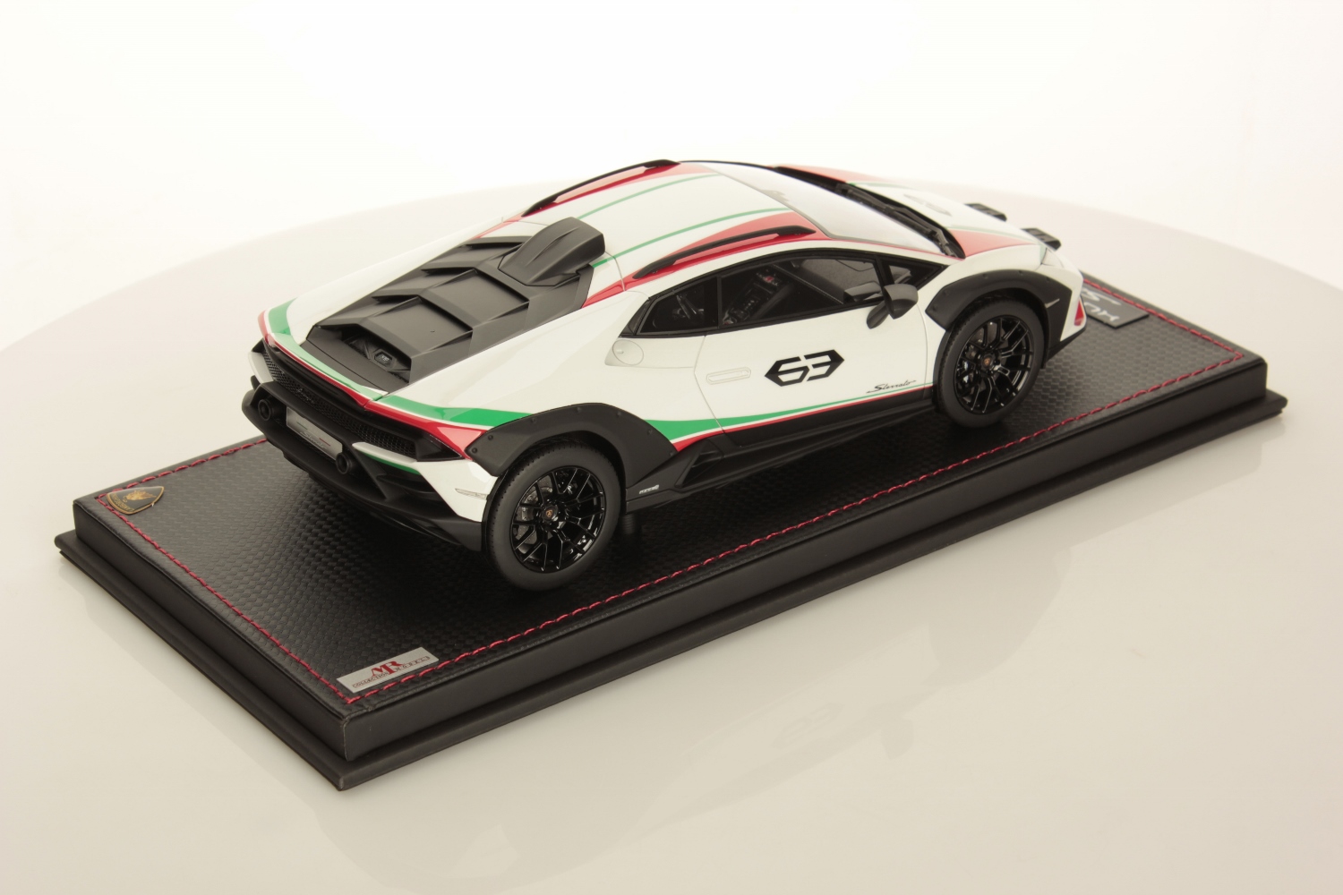 mr-collection-models-lamborghini-hurac-n-sterrato-1-18-maquette-de-collection image 2