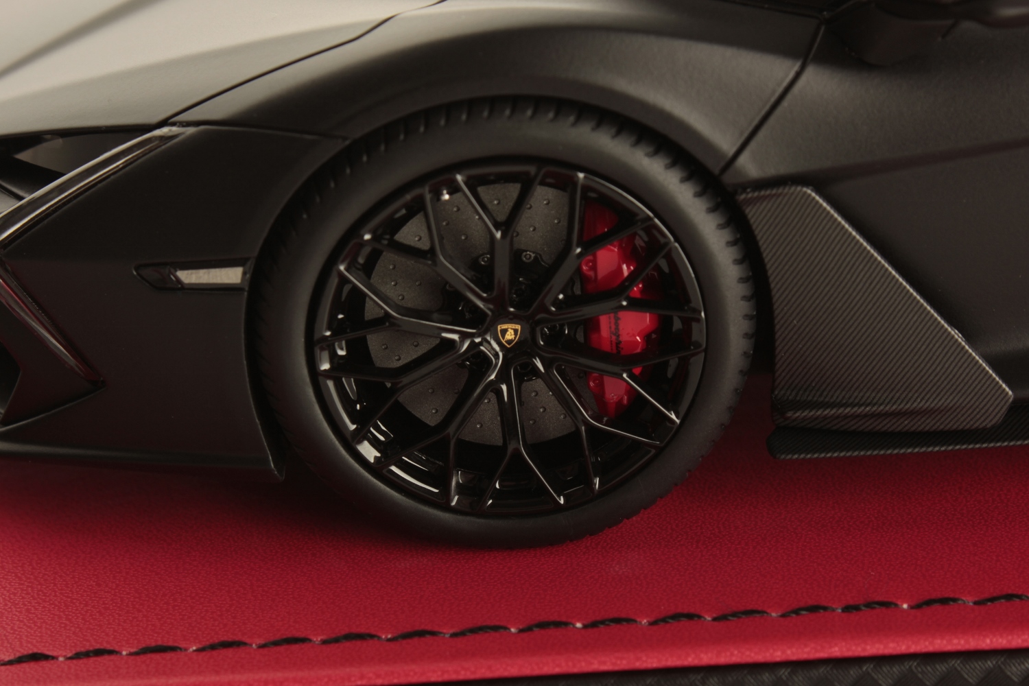 mr-collection-models-lamborghini-revuelto-1-18-miniature-hybride-1015-cv image 5