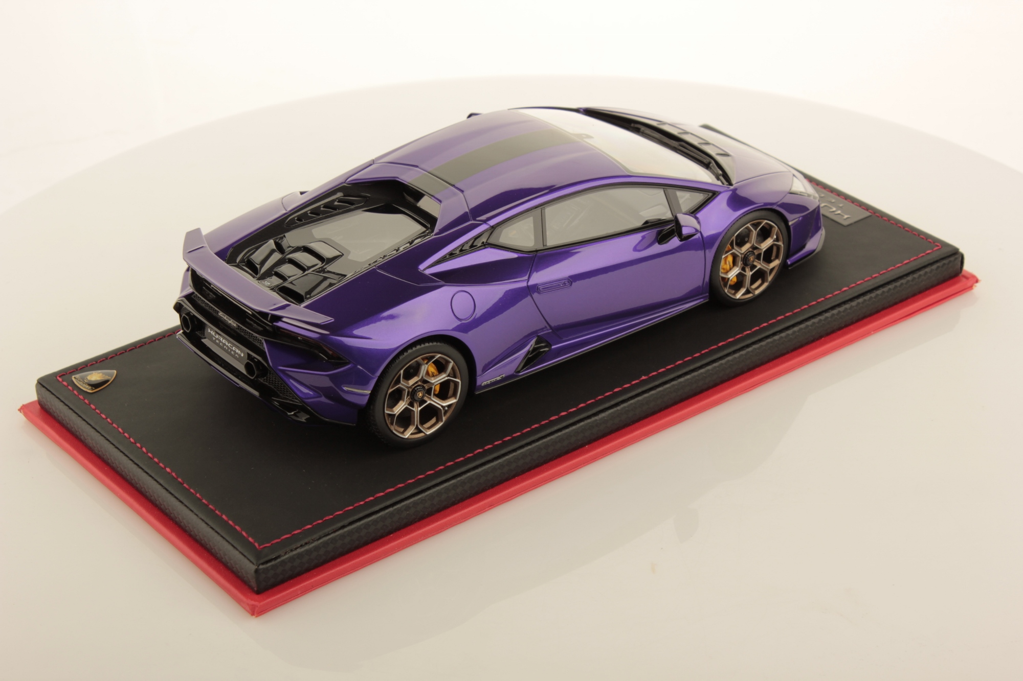 mr-collection-models-lamborghini-hurac-n-tecnica-1-18-maquette-de-collection image 2