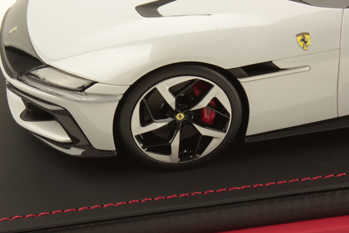mr-collection-models-ferrari-12-cilindri-spider-miniature-auto-de-collection-2 image 5