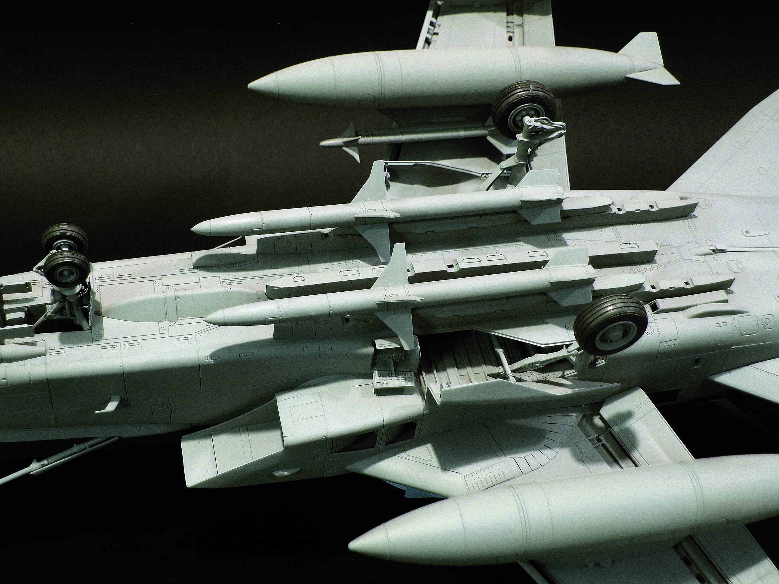 italeri-2517-tornado-ecr-maquette-avion-militaire-1-32-350-pi-ces image 7