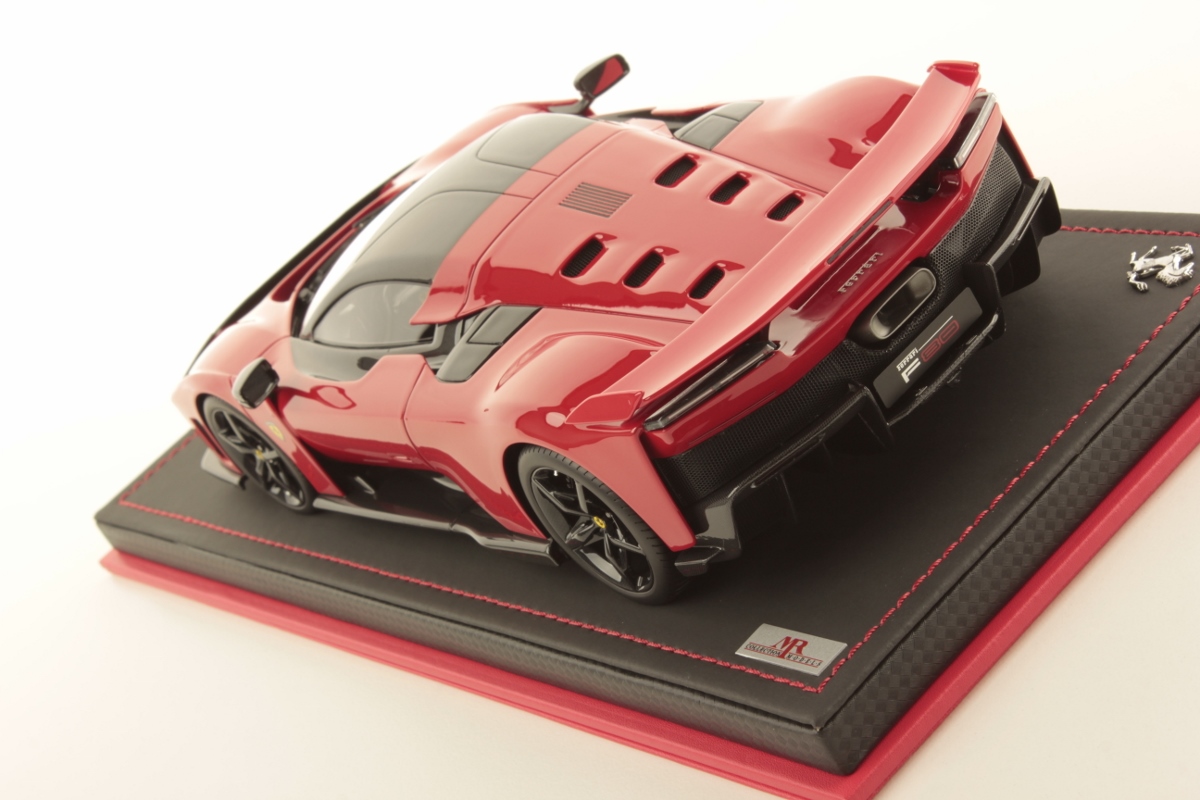 mr-collection-models-ferrari-f80-1-18-miniature-auto-de-collection-2 image 4