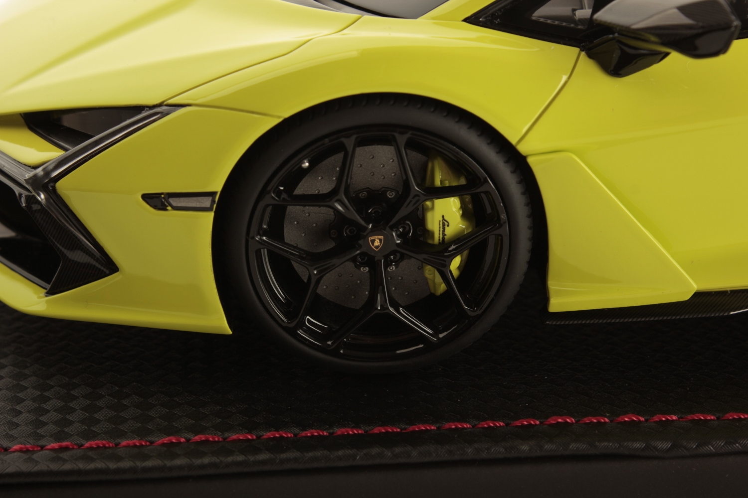 mr-collection-models-lamborghini-revuelto-1-18-miniature-auto-collection image 5