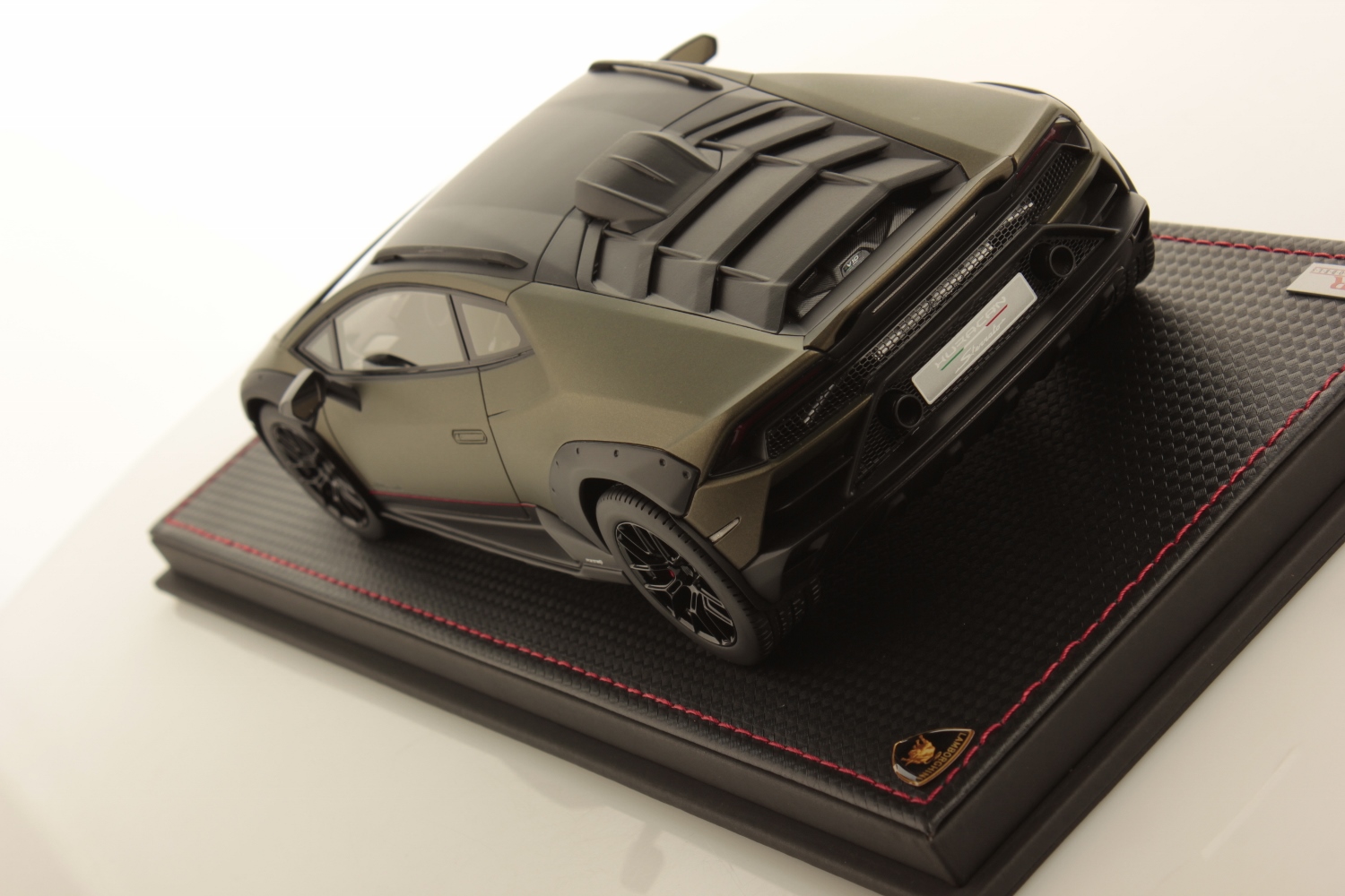 mr-collection-models-lamborghini-hurac-n-sterrato-1-18-miniature-auto-de-collect image 4
