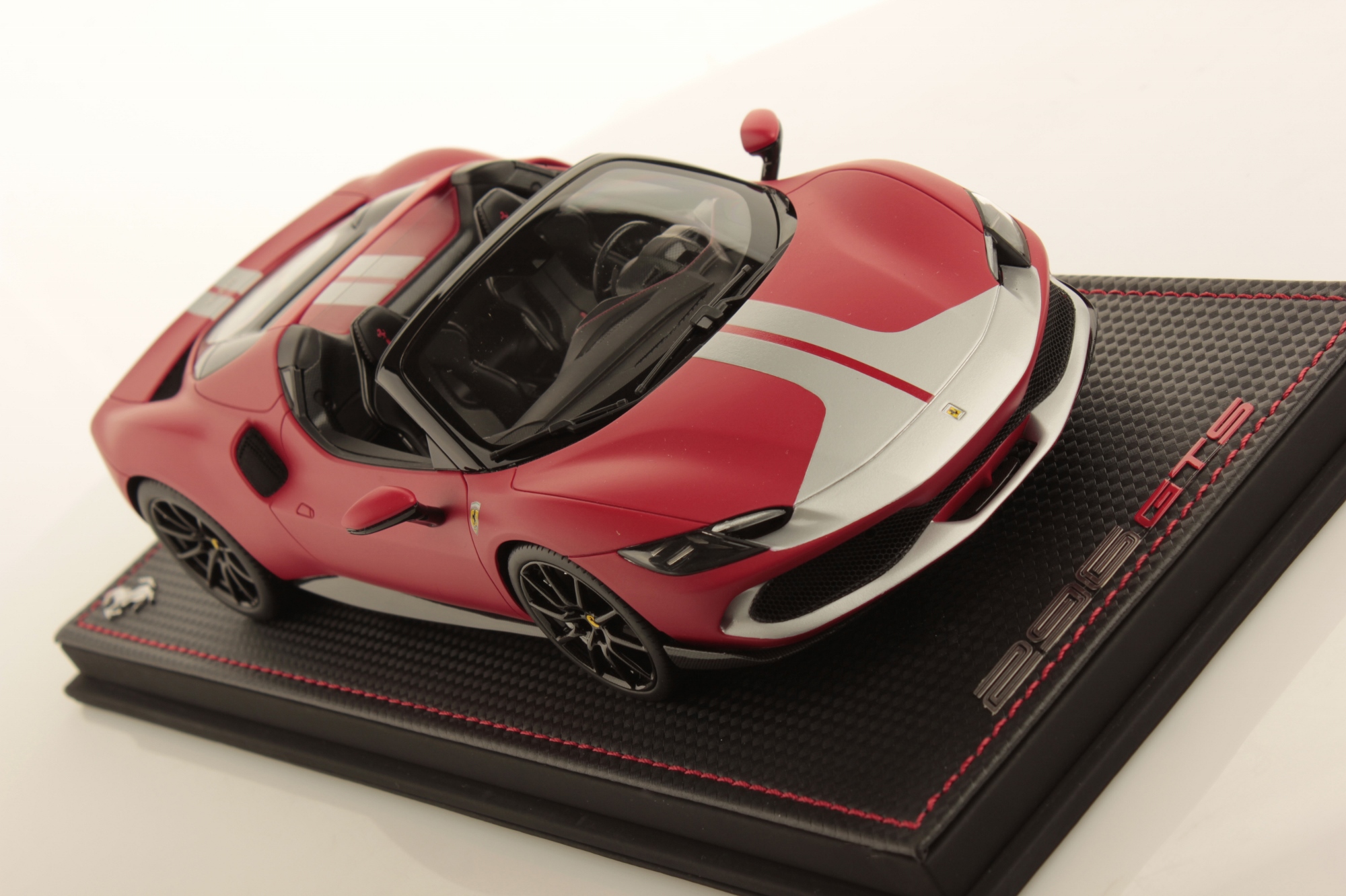 mr-collection-models-ferrari-296-gts-1-18-miniature-auto-de-collection-2 image 3