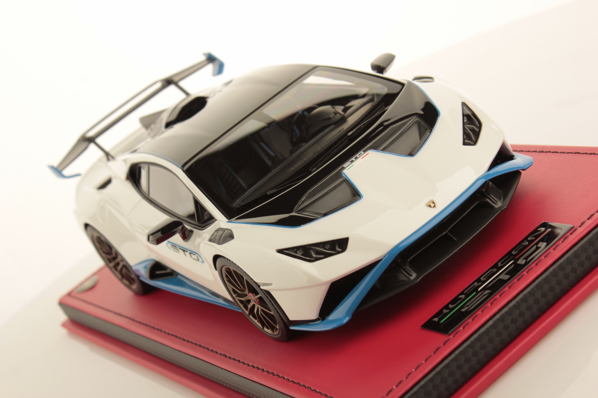 mr-collection-models-lamborghini-hurac-n-sto-1-18-miniature-auto-2 image 3