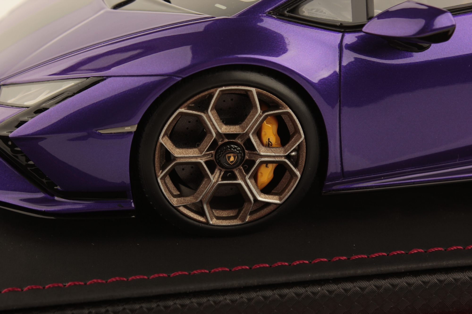 mr-collection-models-lamborghini-hurac-n-tecnica-1-18-maquette-de-collection image 5