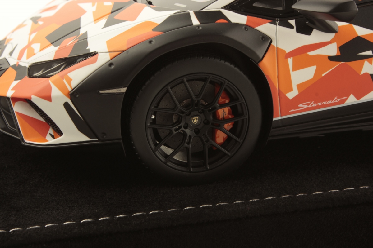 mr-collection-models-lamborghini-hurac-n-sterrato-all-terrain-1-18-2 image 5