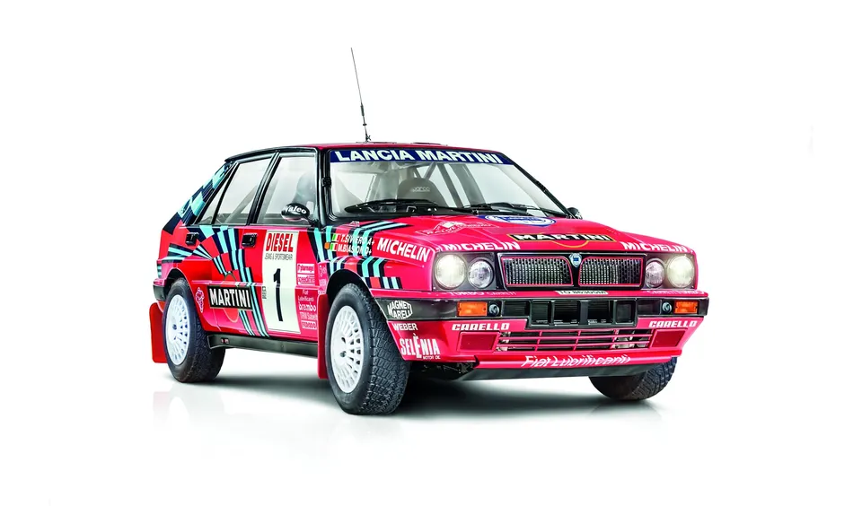 italeri-4712-lancia-delta-hf-integrale-16v-sanremo-1989-1-12-kit-monter image 1