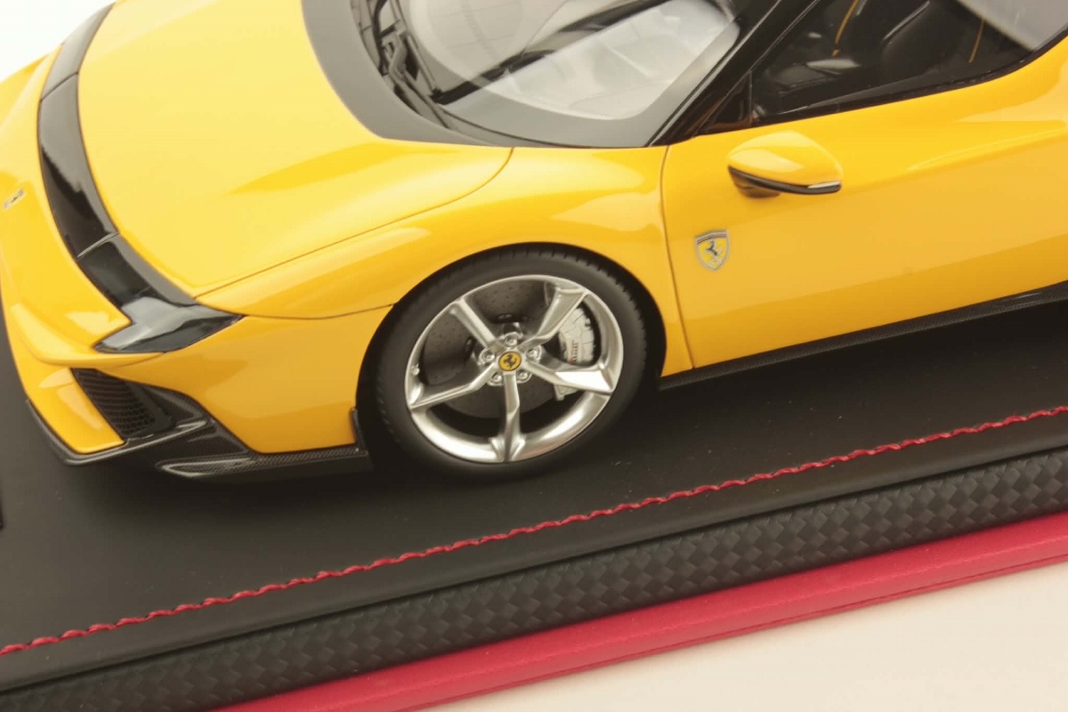 mr-collection-models-ferrari-849-testarossa-1-18-miniature-auto-de-collection-2 image 6