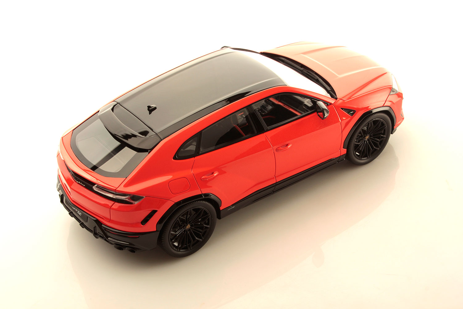 mr-collection-models-lamborghini-urus-se-1-18-miniature-super-suv-hybride image 2