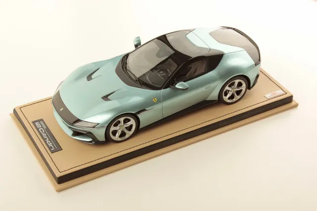mr-collection-models-ferrari-12cilindri-1-18-miniature-auto-v12 image 1
