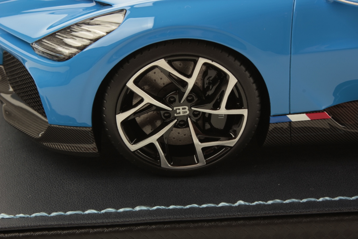 mr-collection-models-bugatti-w16-mistral-1-18-miniature-auto-de-collection-3 image 5