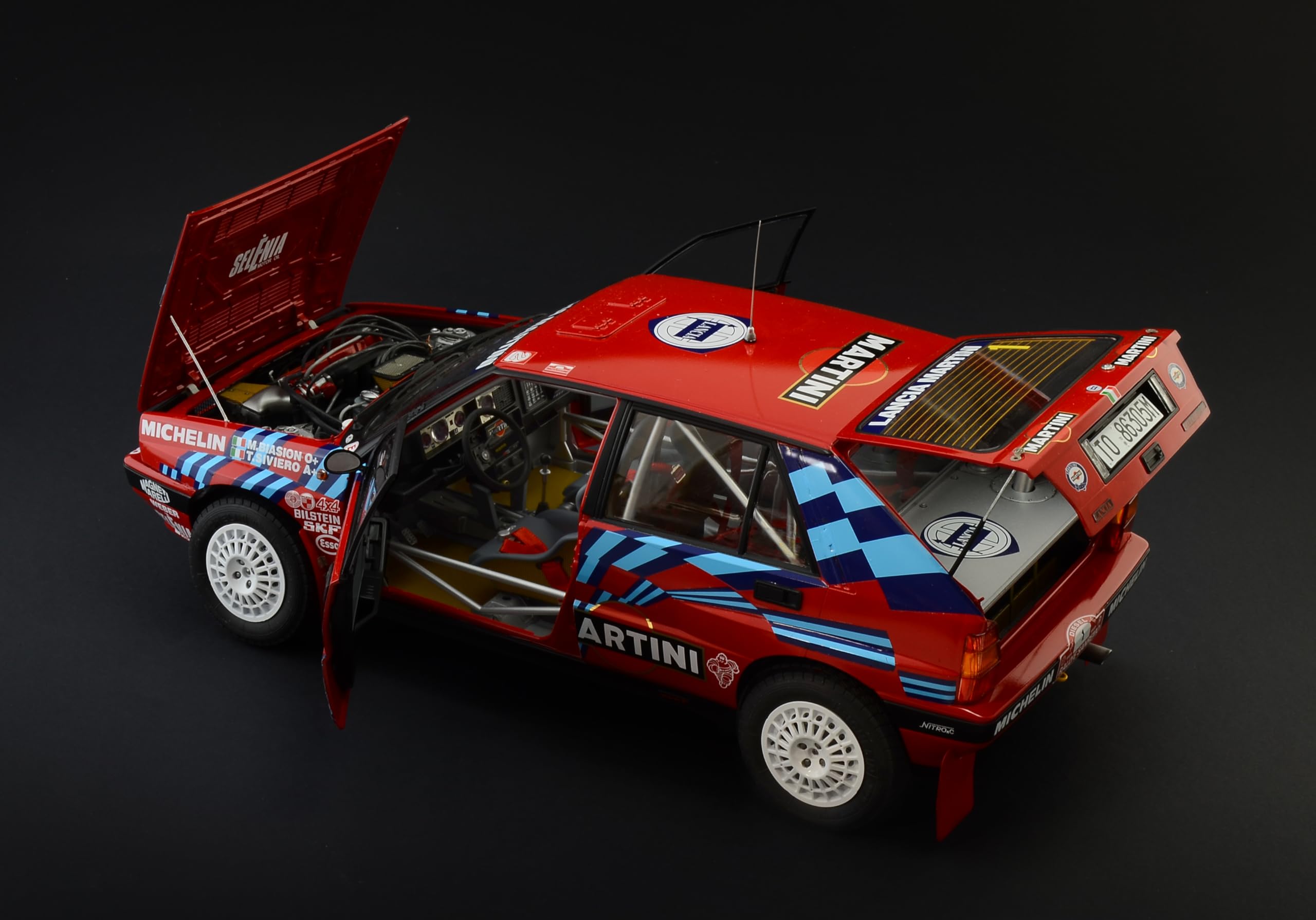 italeri-4712-lancia-delta-hf-integrale-16v-sanremo-1989-1-12-kit-monter image 5