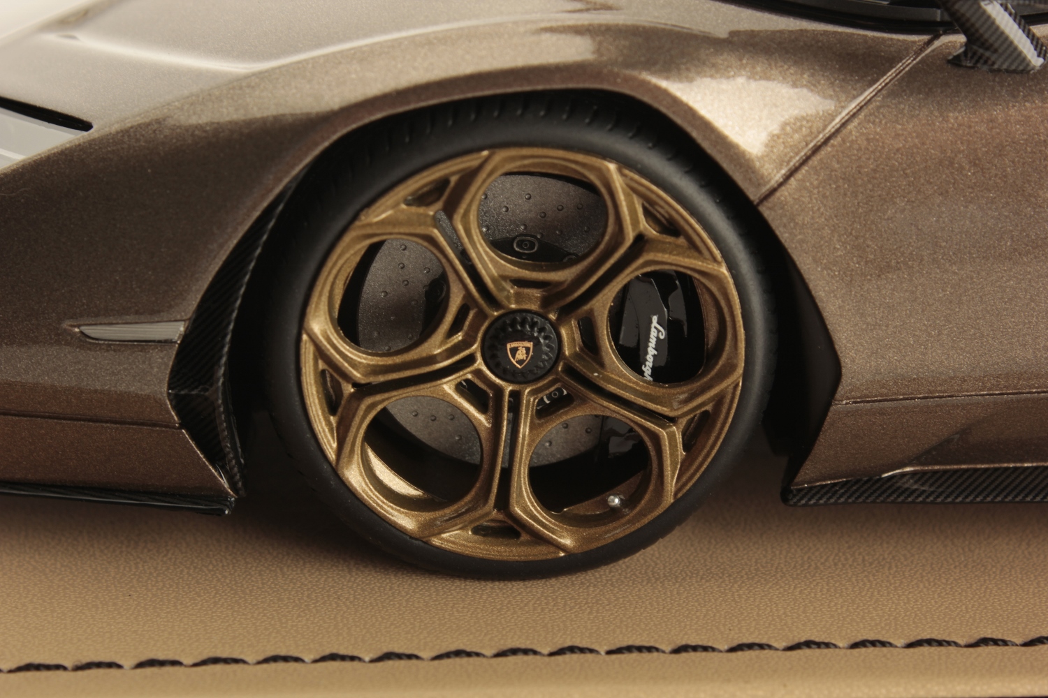 mr-collection-models-lamborghini-countach-lpi-800-4-1-18-3 image 5