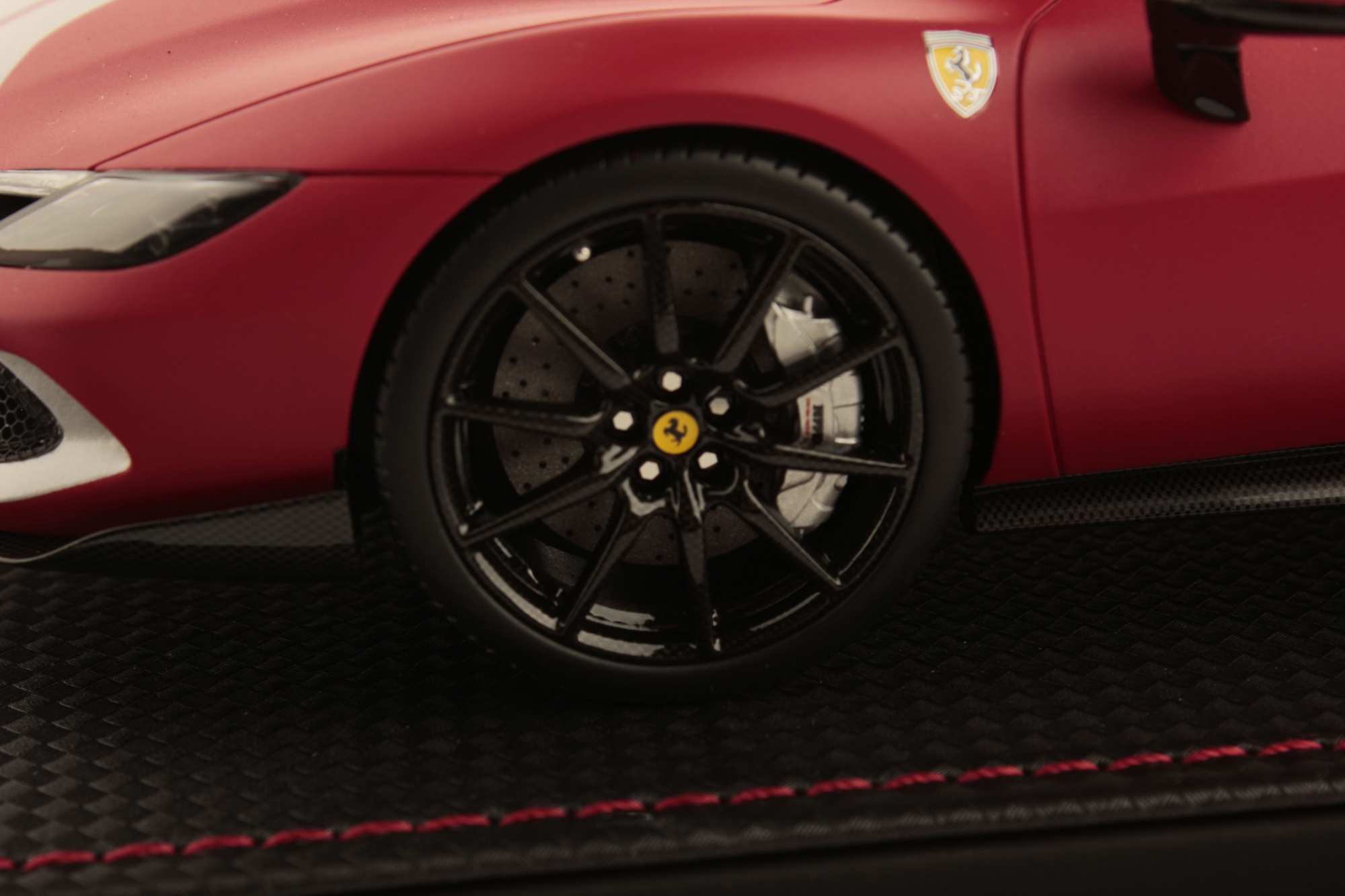 mr-collection-models-ferrari-296-gts-1-18-miniature-auto-de-collection-2 image 5