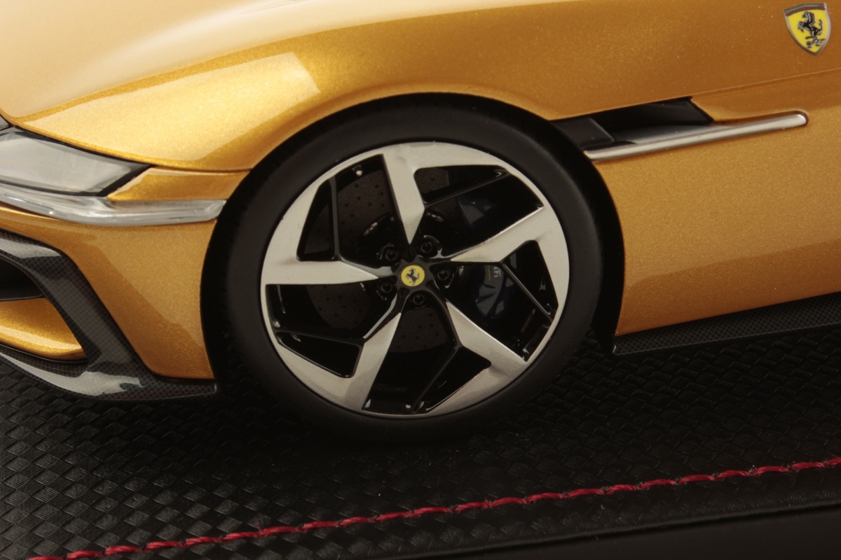 mr-collection-models-ferrari-12-cilindri-1-18-miniature-auto-de-collection image 5