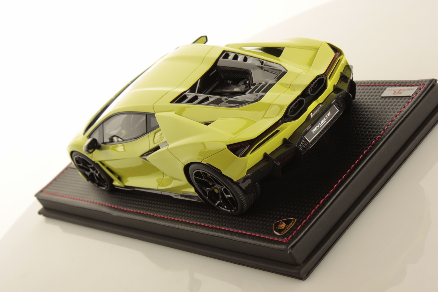 mr-collection-models-lamborghini-revuelto-1-18-miniature-auto-collection image 4
