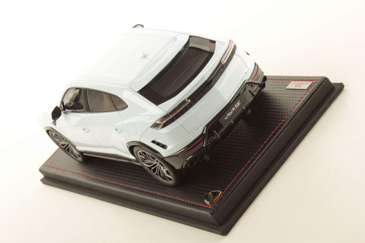 mr-collection-models-lamborghini-urus-se-1-18-miniature-super-suv image 4
