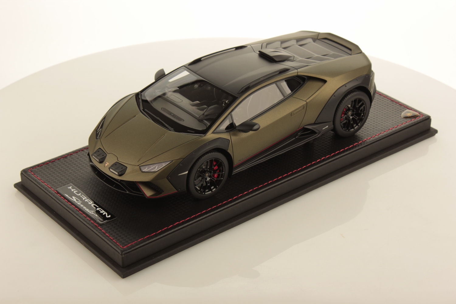 mr-collection-models-lamborghini-hurac-n-sterrato-1-18-miniature-auto-de-collect image 1