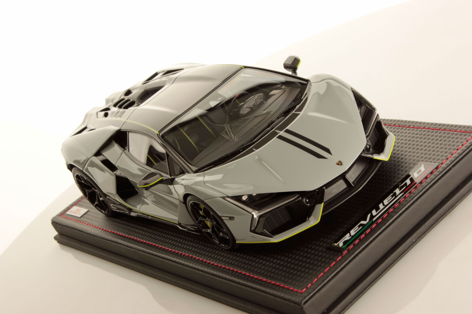 mr-collection-models-lamborghini-revuelto-1-18-miniature-auto-de-collection-2 image 3