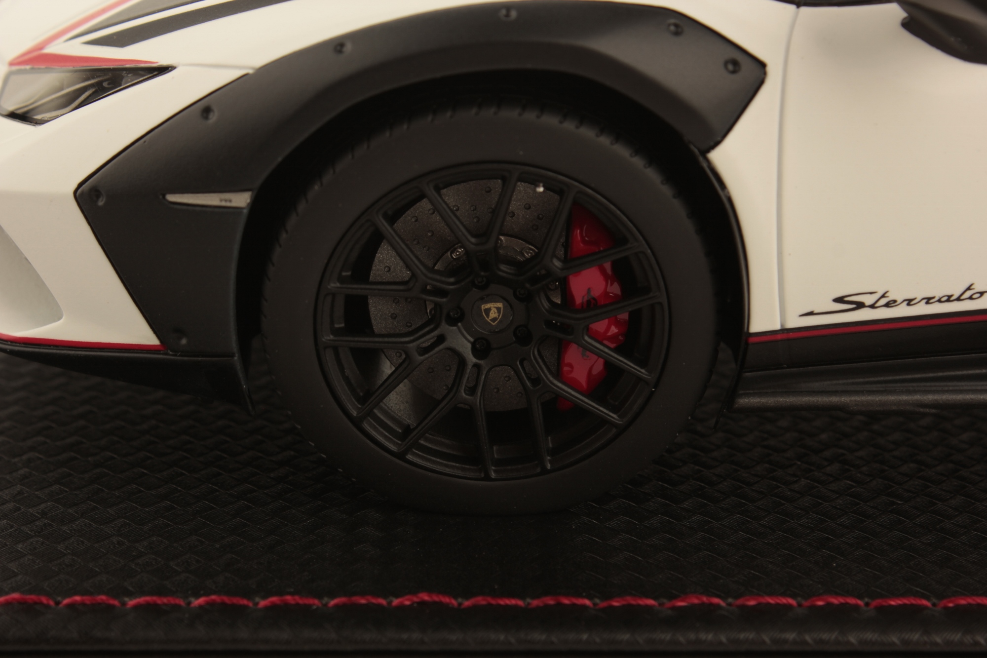 mr-collection-models-lamborghini-hurac-n-sterrato-1-18-2 image 5
