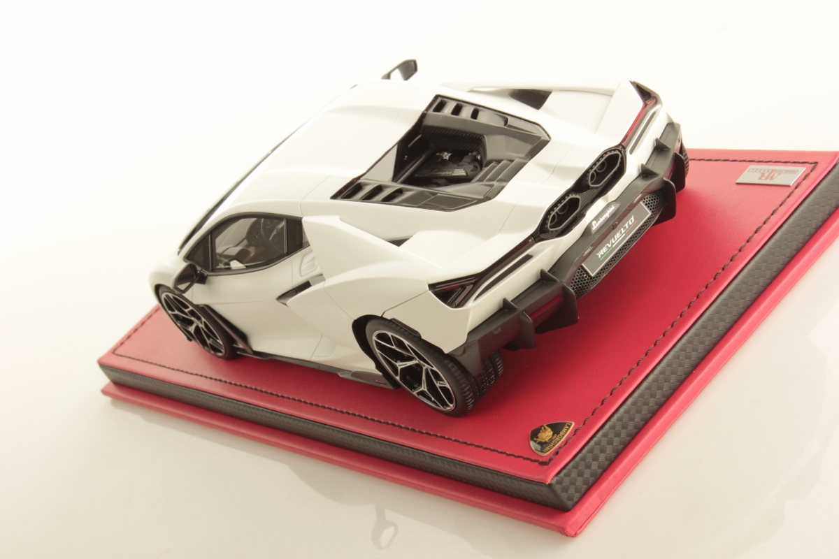mr-collection-models-lamborghini-revuelto-1-18-miniature-auto-v12-hybride image 4