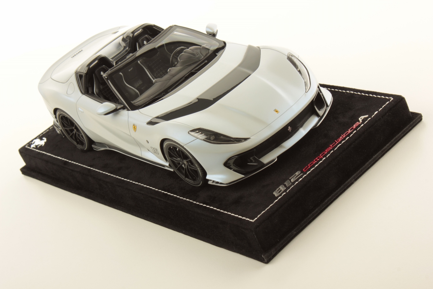 mr-collection-models-ferrari-812-competizione-a-1-18-miniature-targa image 3