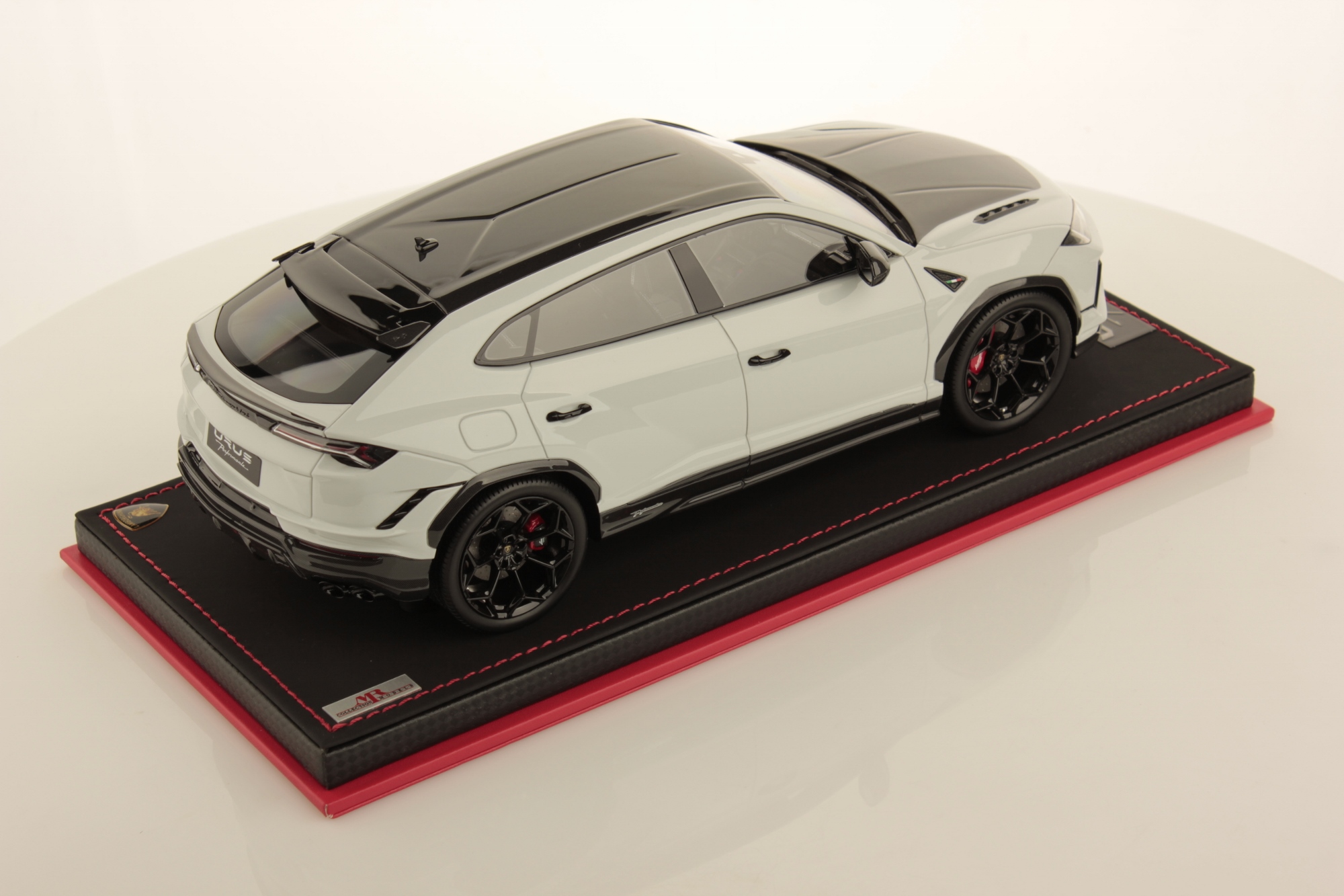 mr-collection-models-lamborghini-urus-performante-1-18-miniature-suv image 2