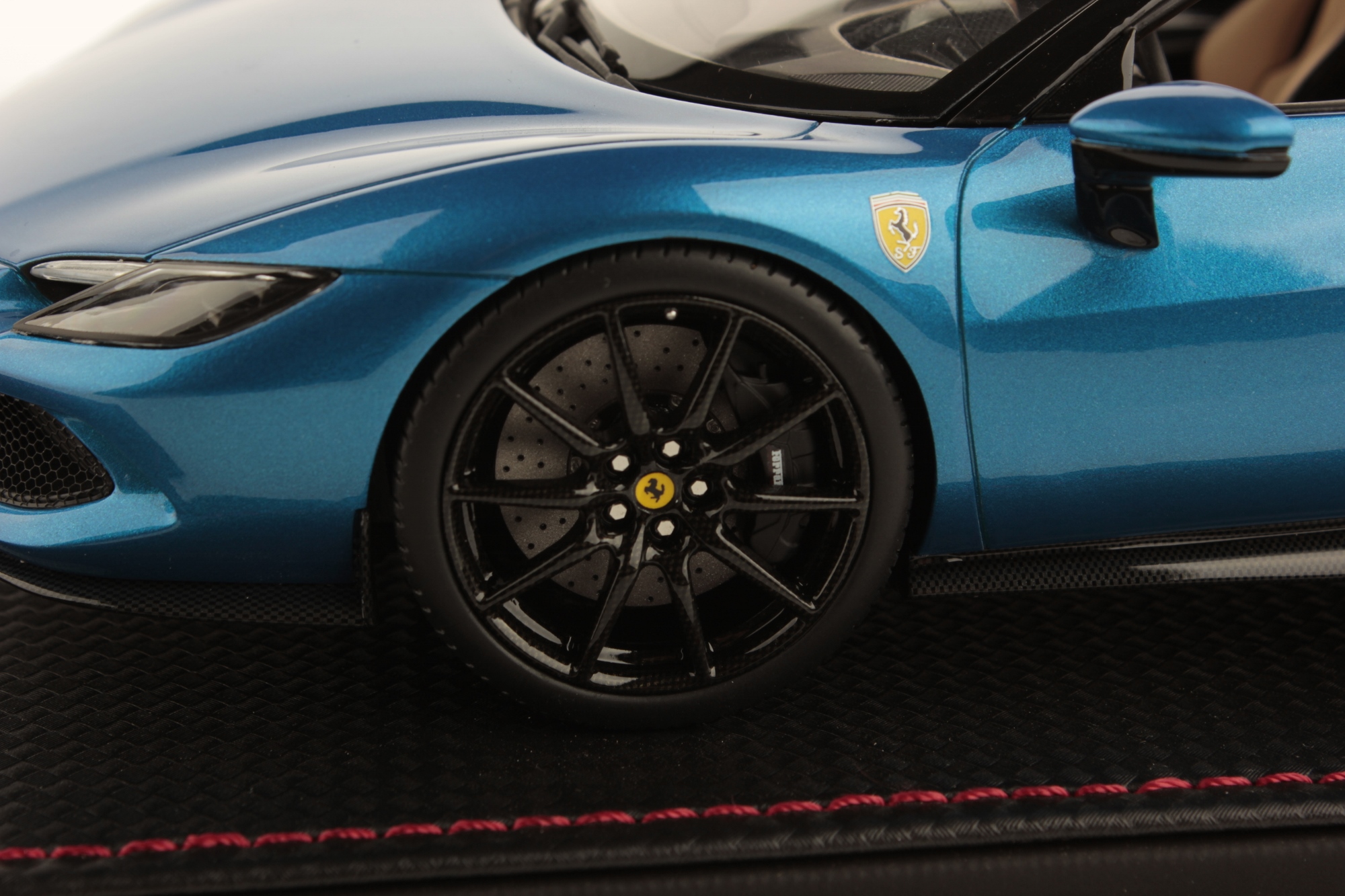 mr-collection-models-ferrari-296-gts-1-18-miniature-v6-phev-dition-collection image 5