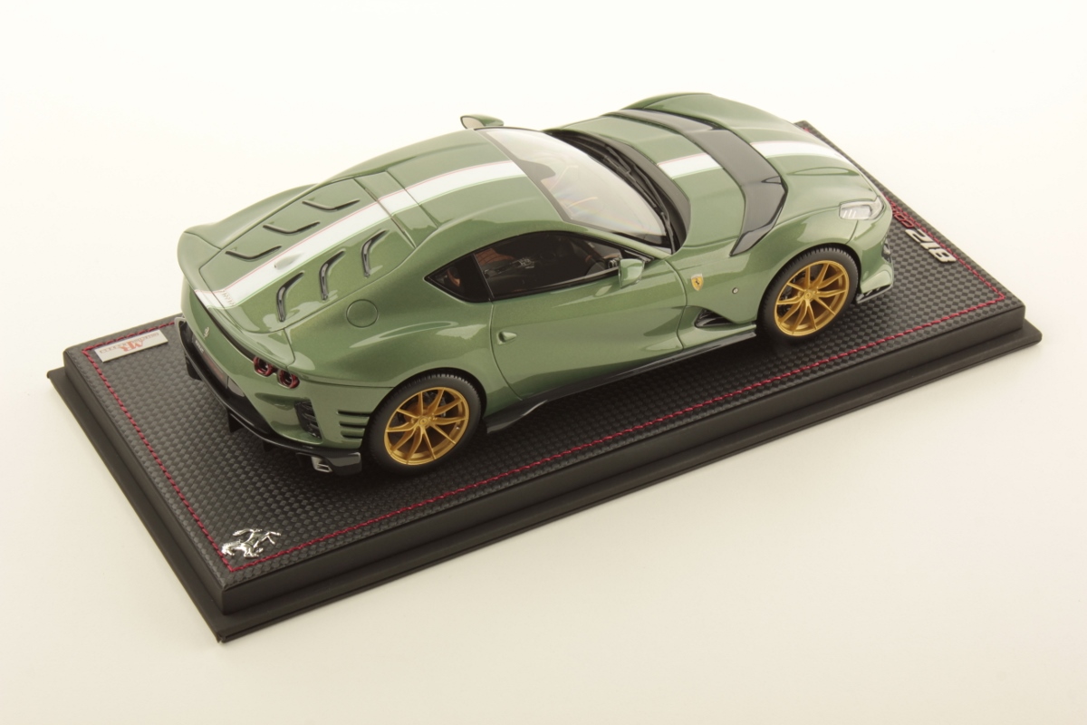 mr-collection-models-ferrari-812-competizione-1-18-miniature-auto-de-collection image 2