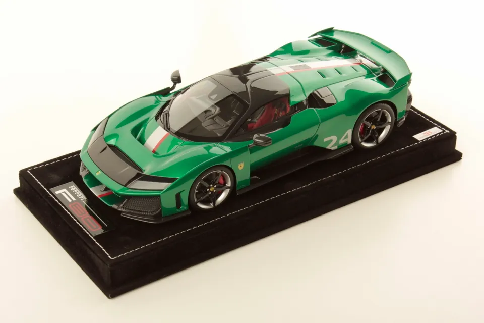 mr-collection-models-ferrari-f80-1-18-miniature-auto image 1