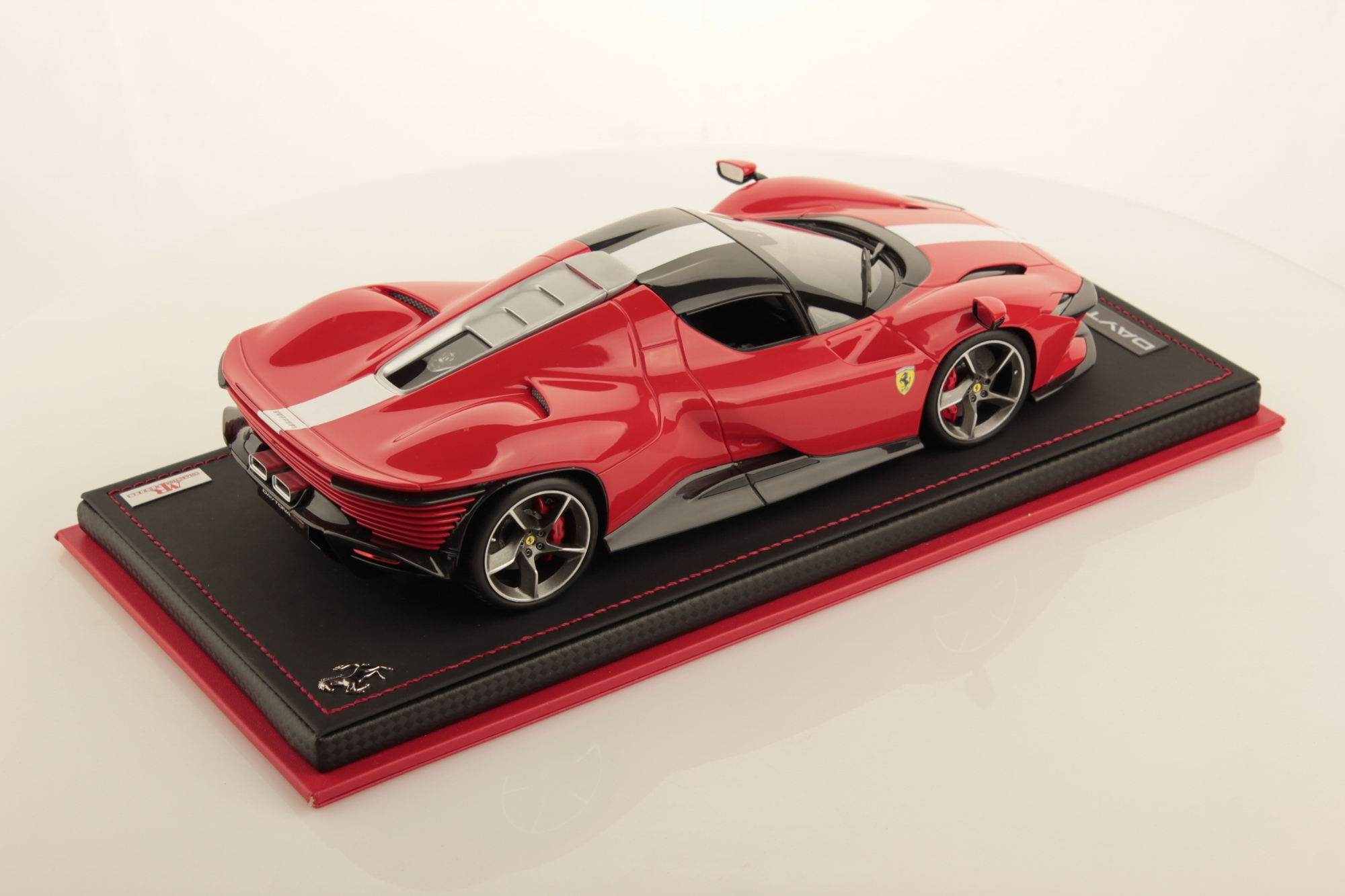 mr-collection-models-ferrari-daytona-sp3-miniature-auto-1-18 image 2