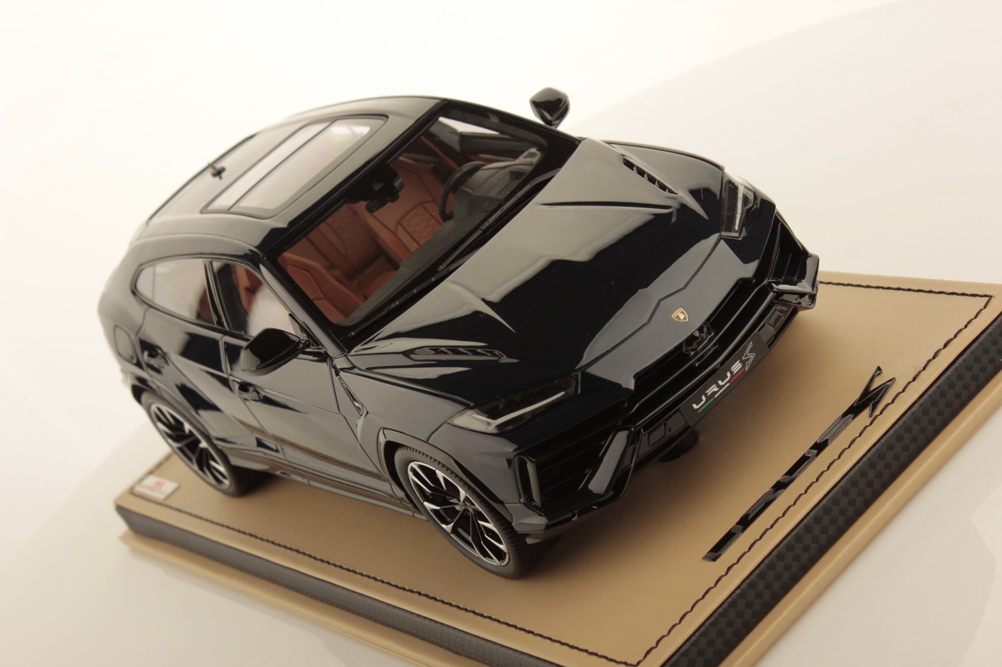 mr-collection-models-lamborghini-urus-s-1-18-maquette-de-collection image 4