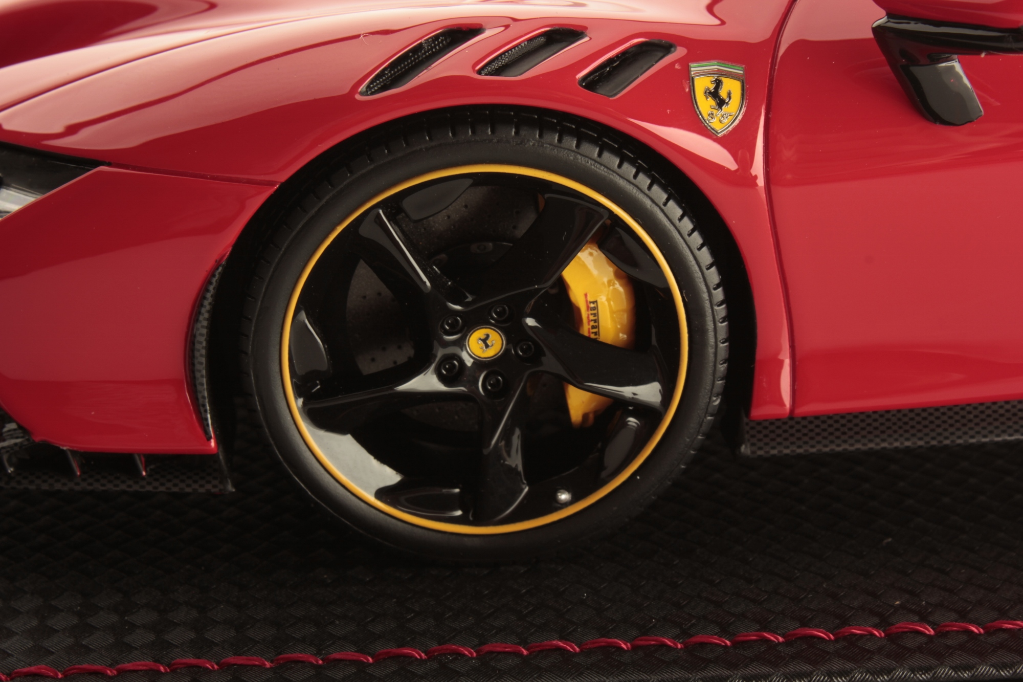 mr-collection-models-ferrari-sf90-xx-stradale-1-18-miniature-coup image 5