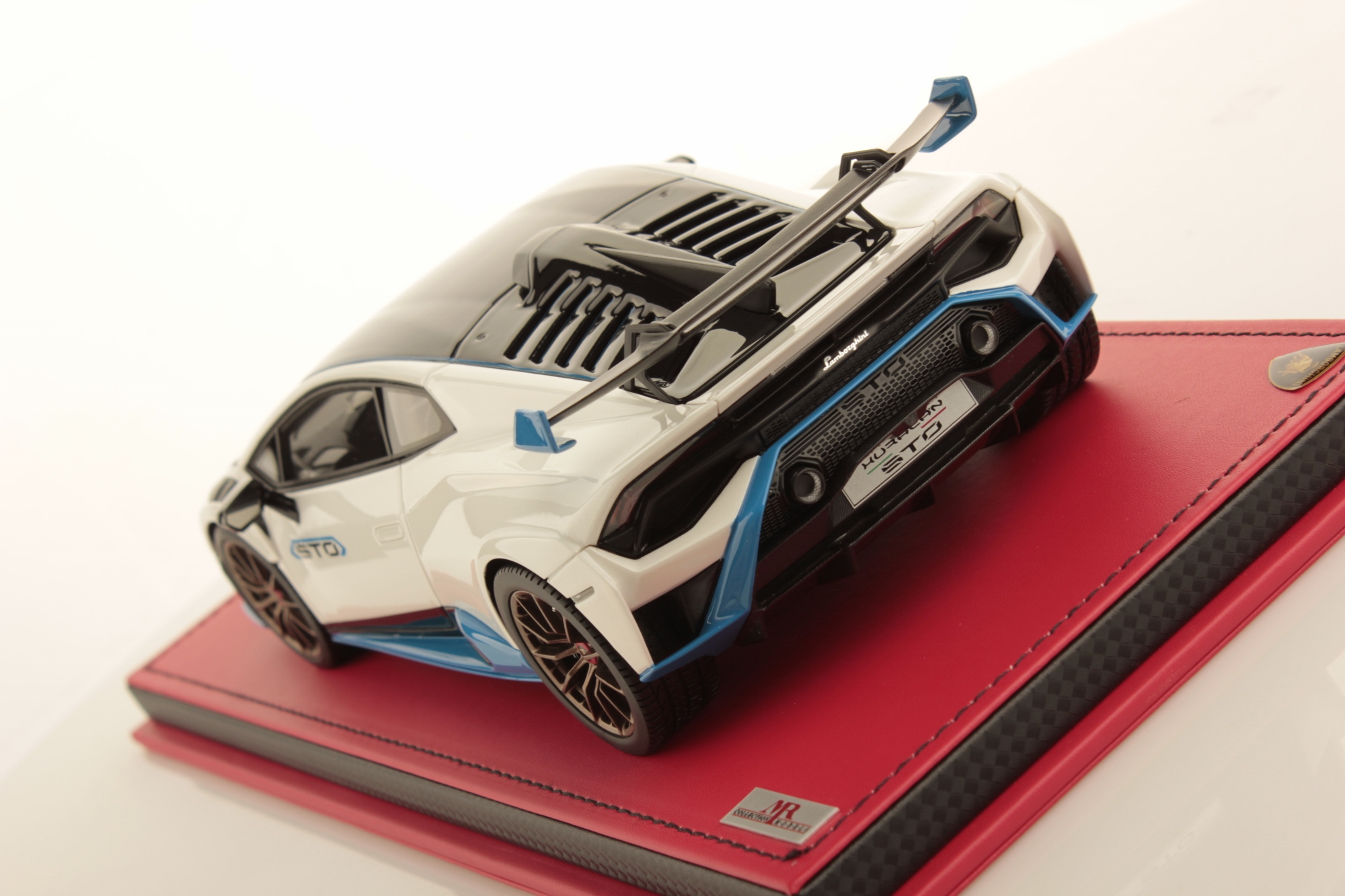 mr-collection-models-lamborghini-hurac-n-sto-1-18-miniature-auto-2 image 4