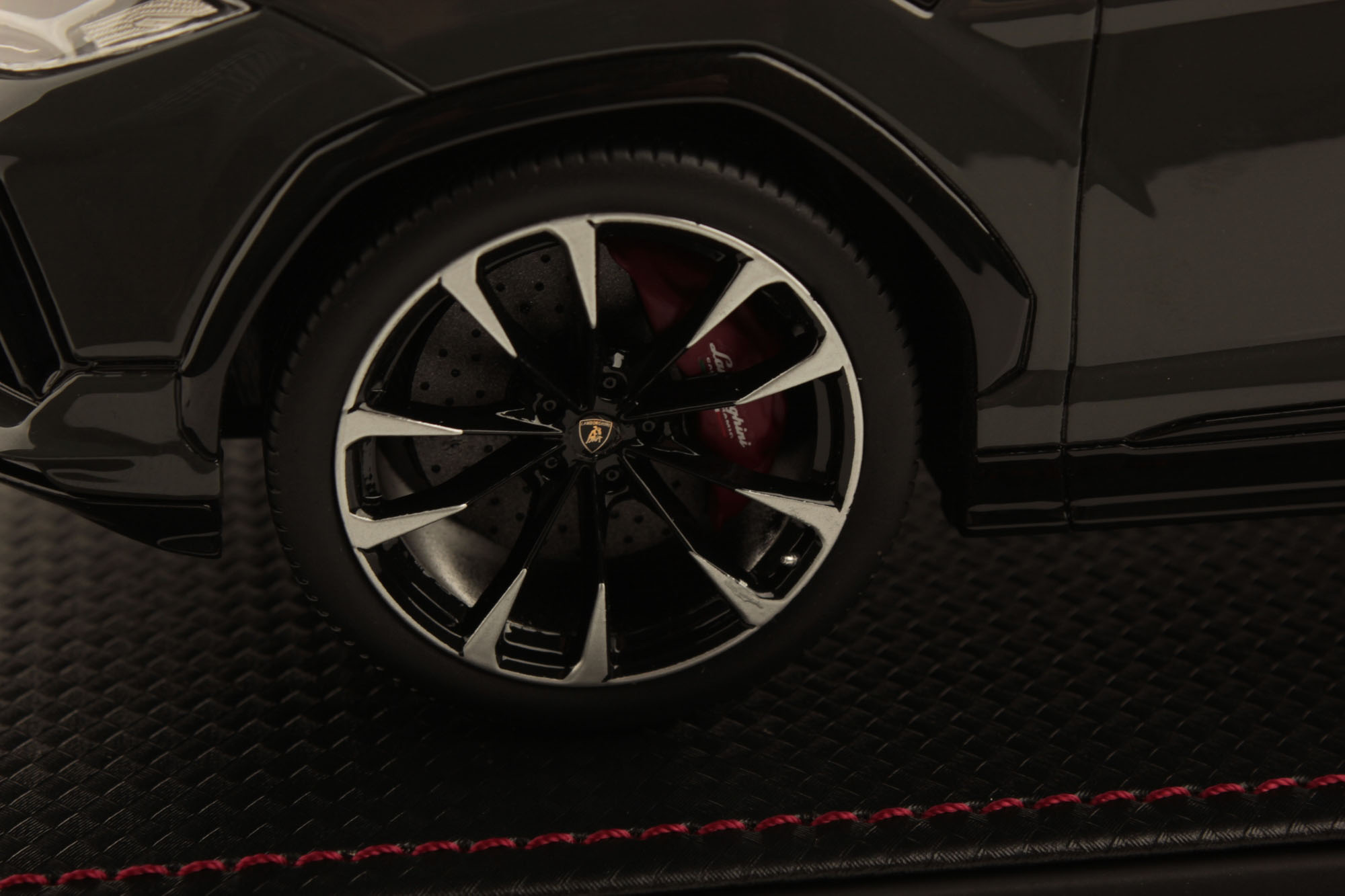 mr-collection-models-lamborghini-urus-s-1-18-miniature-auto-de-collection image 6