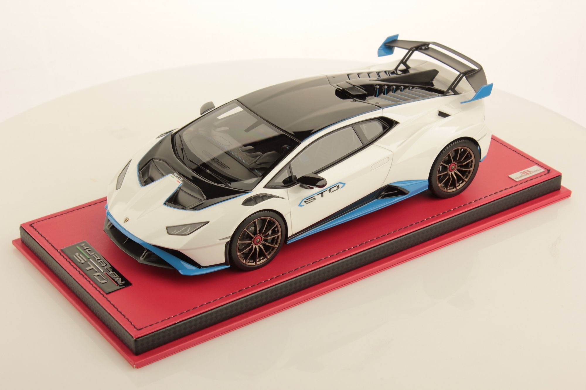 mr-collection-models-lamborghini-hurac-n-sto-1-18-miniature-auto-2 image 1